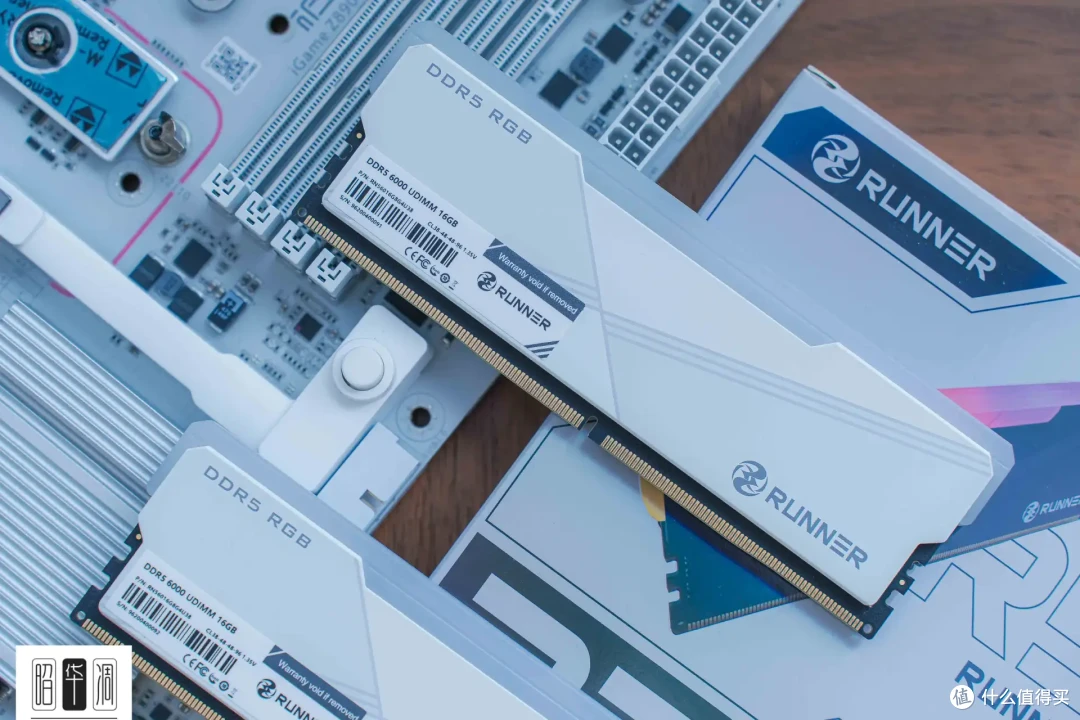 把桌面科技感藏进千禧年记忆!用 Tt Retro 360 TG 打造复古机