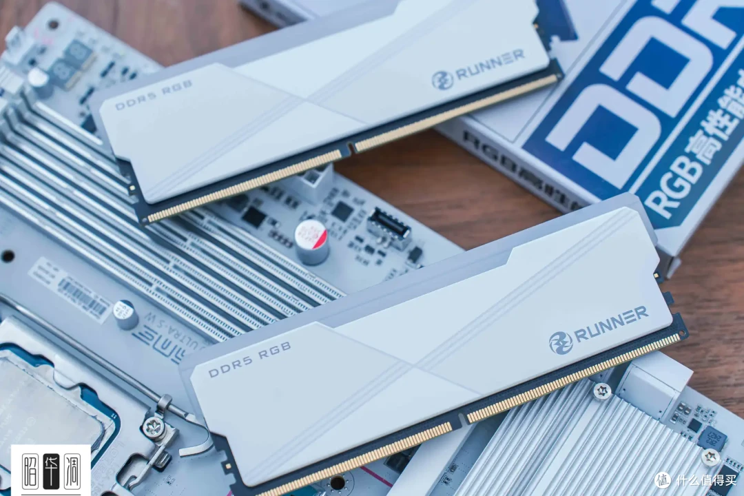 把桌面科技感藏进千禧年记忆!用 Tt Retro 360 TG 打造复古机