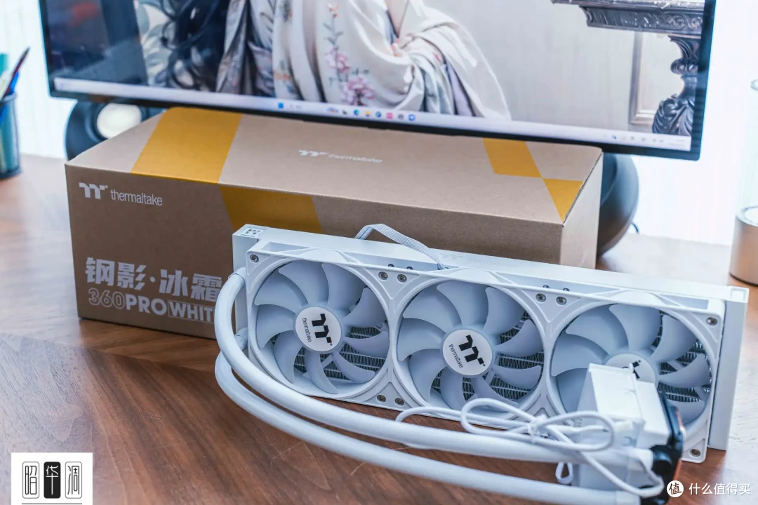 把桌面科技感藏进千禧年记忆!用 Tt Retro 360 TG 打造复古机