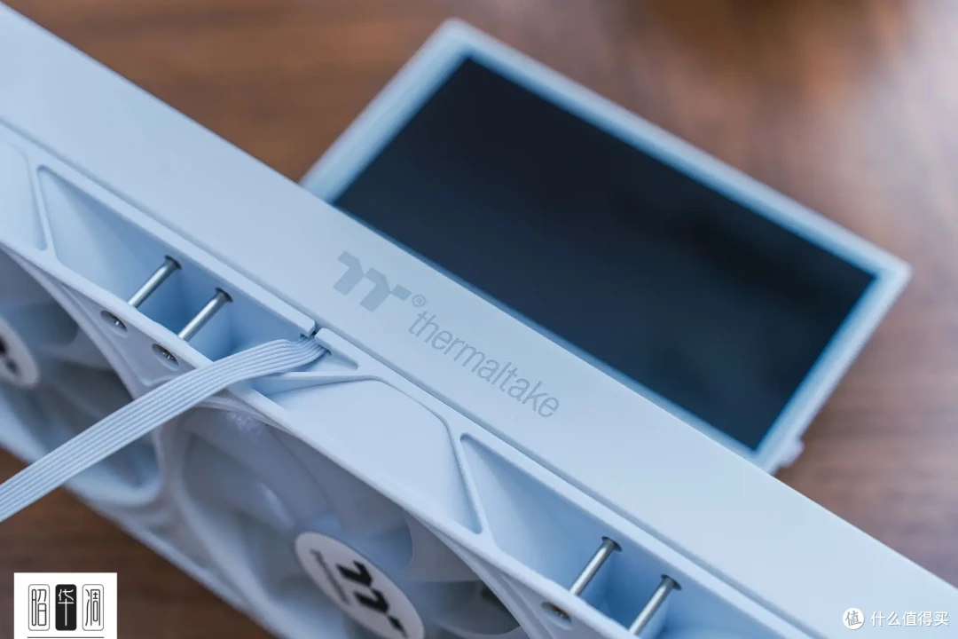把桌面科技感藏进千禧年记忆!用 Tt Retro 360 TG 打造复古机