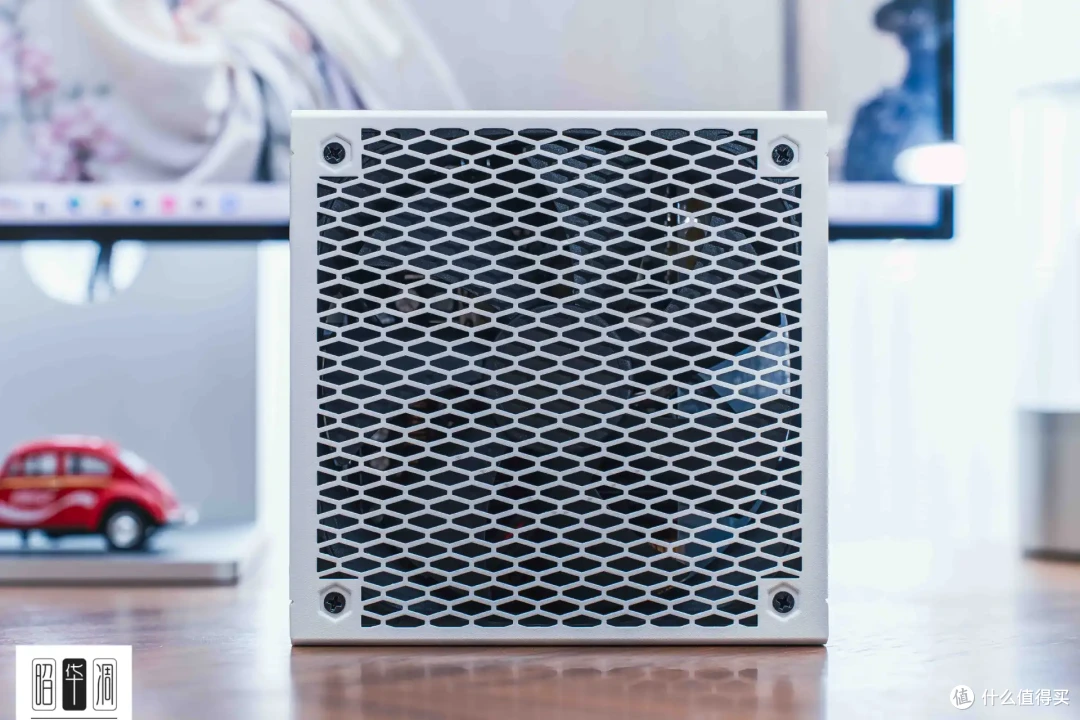 把桌面科技感藏进千禧年记忆!用 Tt Retro 360 TG 打造复古机