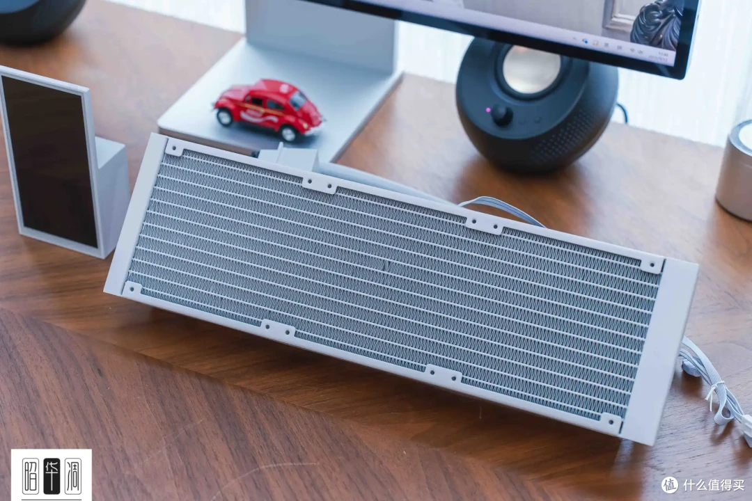 把桌面科技感藏进千禧年记忆!用 Tt Retro 360 TG 打造复古机