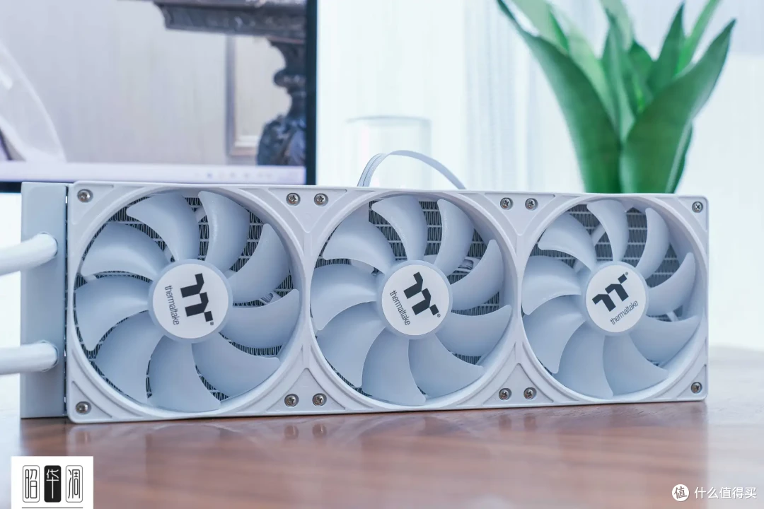 把桌面科技感藏进千禧年记忆!用 Tt Retro 360 TG 打造复古机