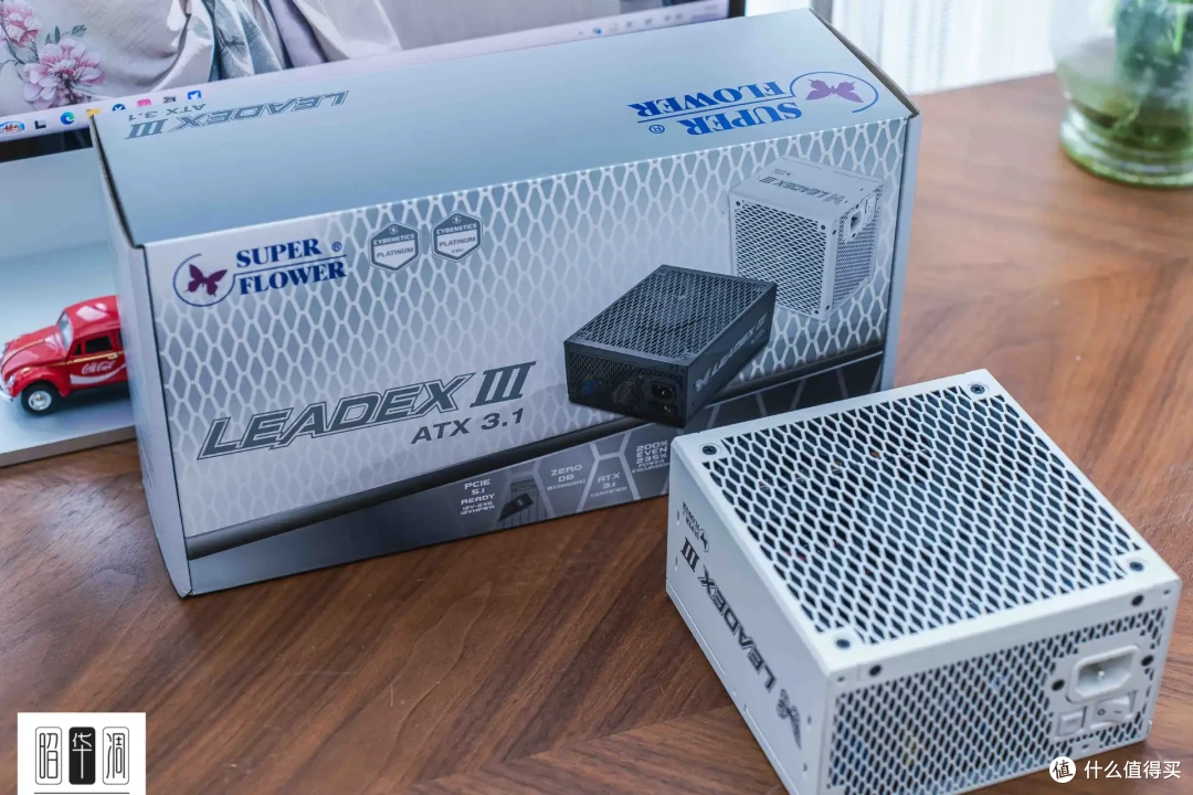把桌面科技感藏进千禧年记忆!用 Tt Retro 360 TG 打造复古机