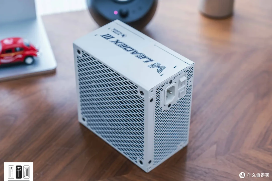 把桌面科技感藏进千禧年记忆!用 Tt Retro 360 TG 打造复古机