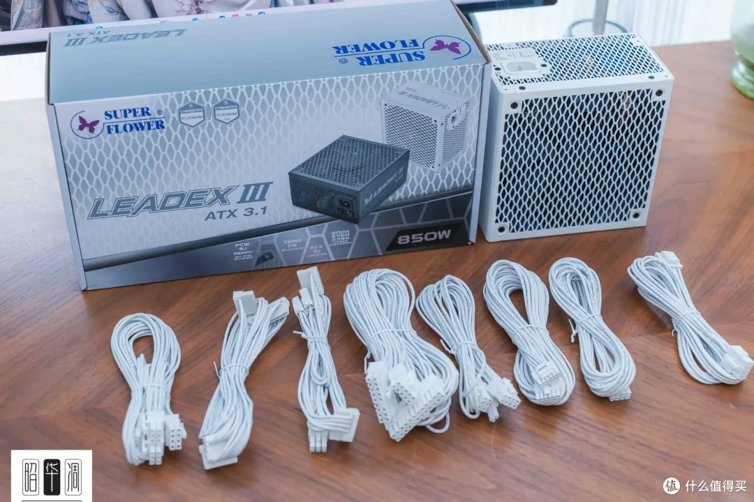 把桌面科技感藏进千禧年记忆!用 Tt Retro 360 TG 打造复古机