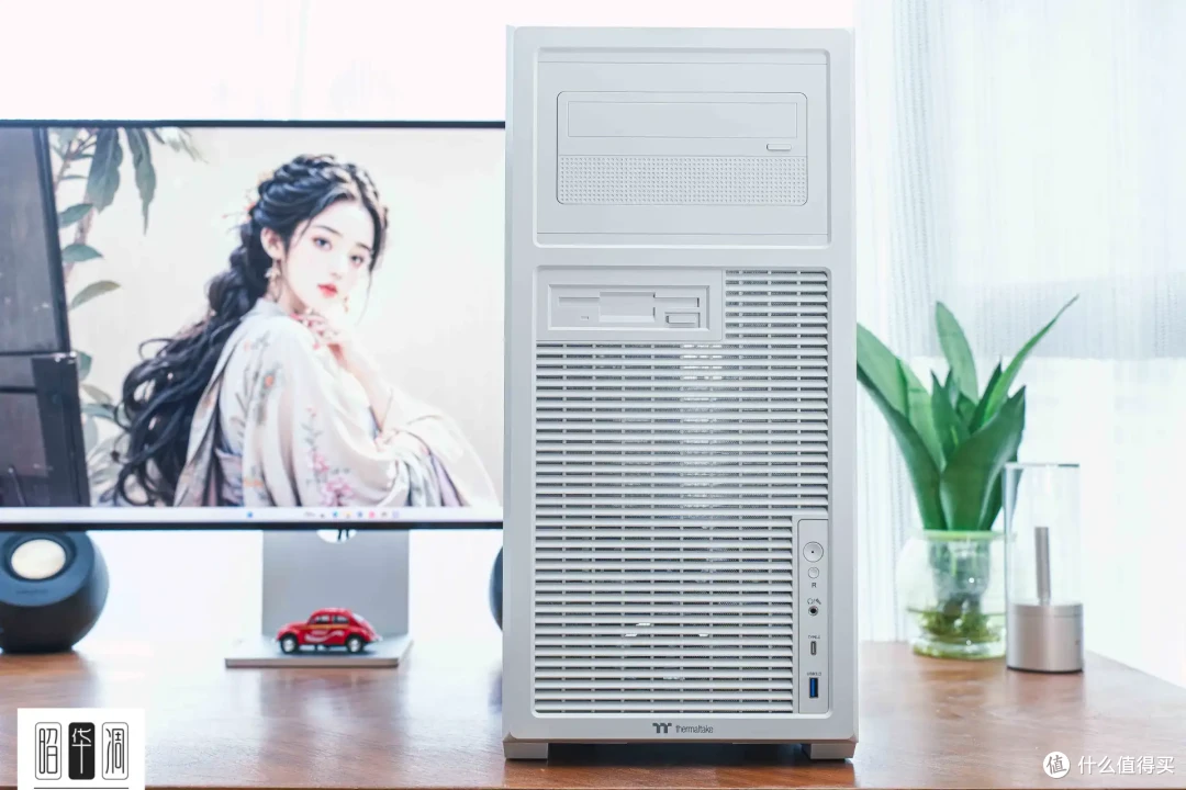 把桌面科技感藏进千禧年记忆!用 Tt Retro 360 TG 打造复古机