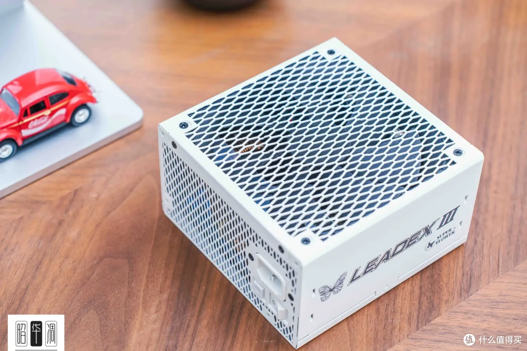 把桌面科技感藏进千禧年记忆!用 Tt Retro 360 TG 打造复古机