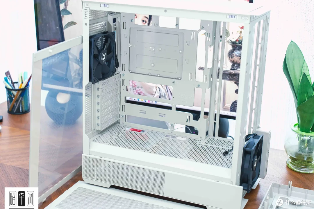 把桌面科技感藏进千禧年记忆!用 Tt Retro 360 TG 打造复古机