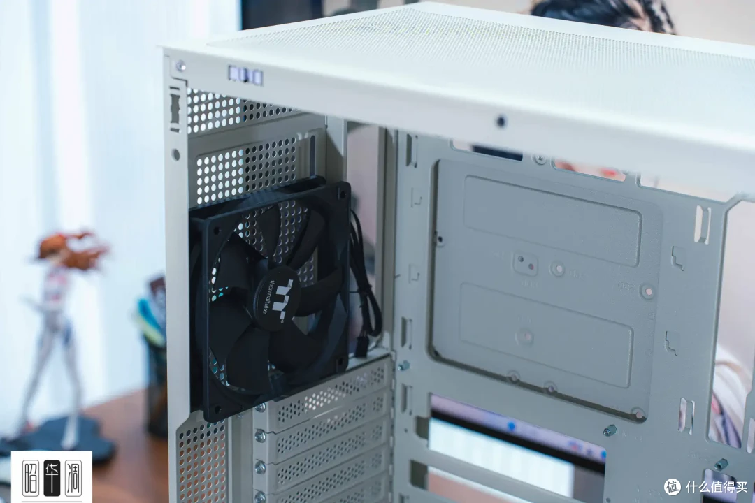 把桌面科技感藏进千禧年记忆!用 Tt Retro 360 TG 打造复古机