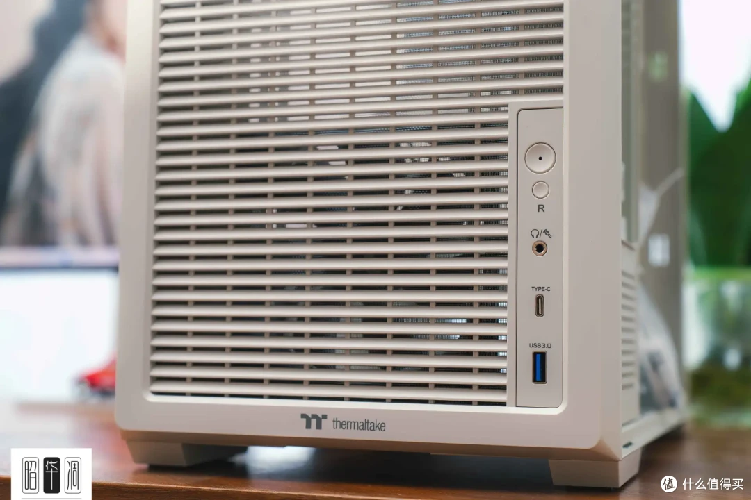 把桌面科技感藏进千禧年记忆!用 Tt Retro 360 TG 打造复古机