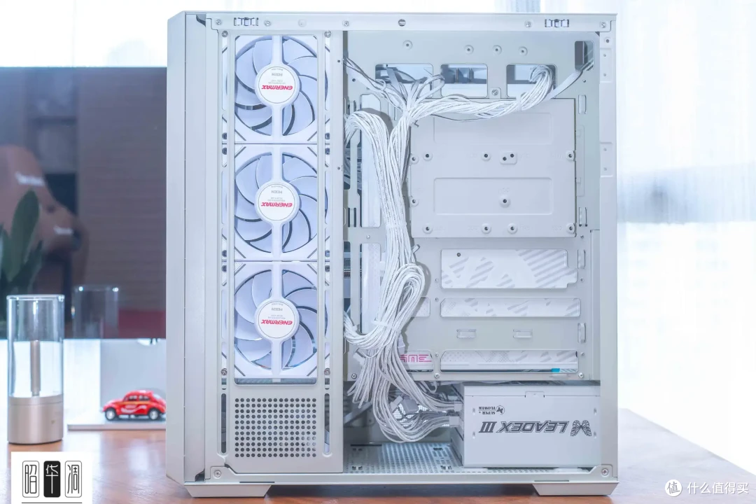 把桌面科技感藏进千禧年记忆!用 Tt Retro 360 TG 打造复古机