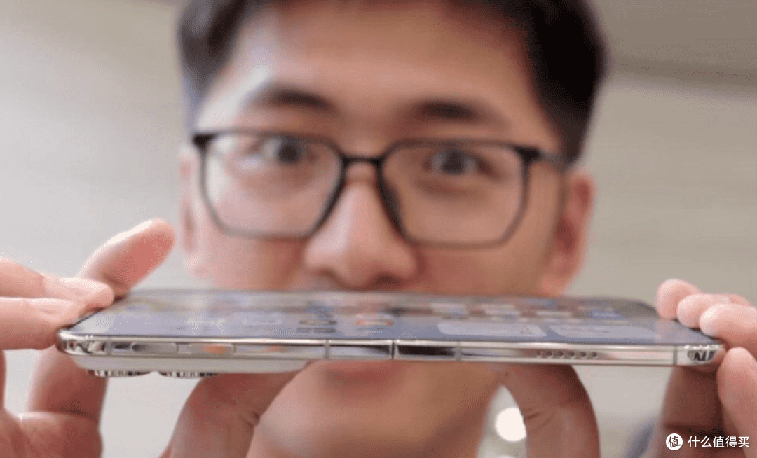 15999 元折叠 iPhone 翻车?Tim 实测:反向一掰直接闪屏