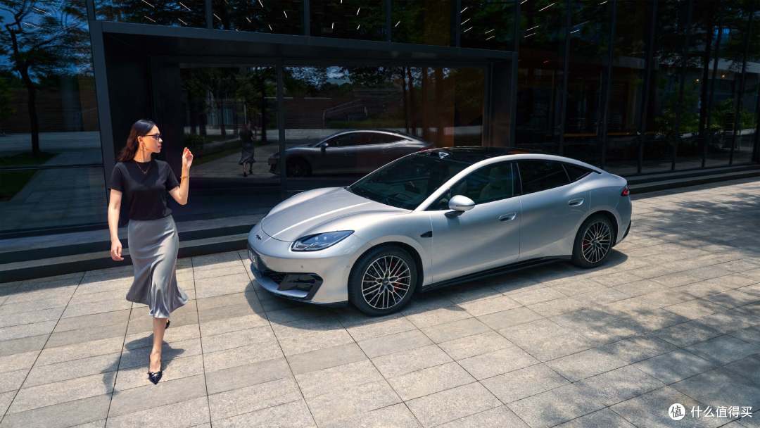 18.99 万买 3.6 秒四驱 + 900km 续航，方程 S 是来掀桌子的
