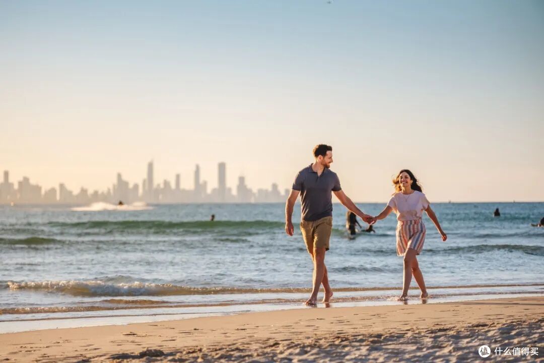 ● Currumbin Beach, Gold Coast, Queensland  📷 / © Tourism Australia