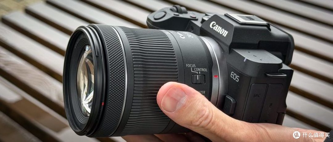 9 月 16 日伦敦,Tim Coleman 在 Digital Camera World 现场拿 R8 Mark II 配 RF 镜头实拍。机身 EOS 字样与 RF 卡口外圈清晰可见。图源:Digital Camera World / Future CDN