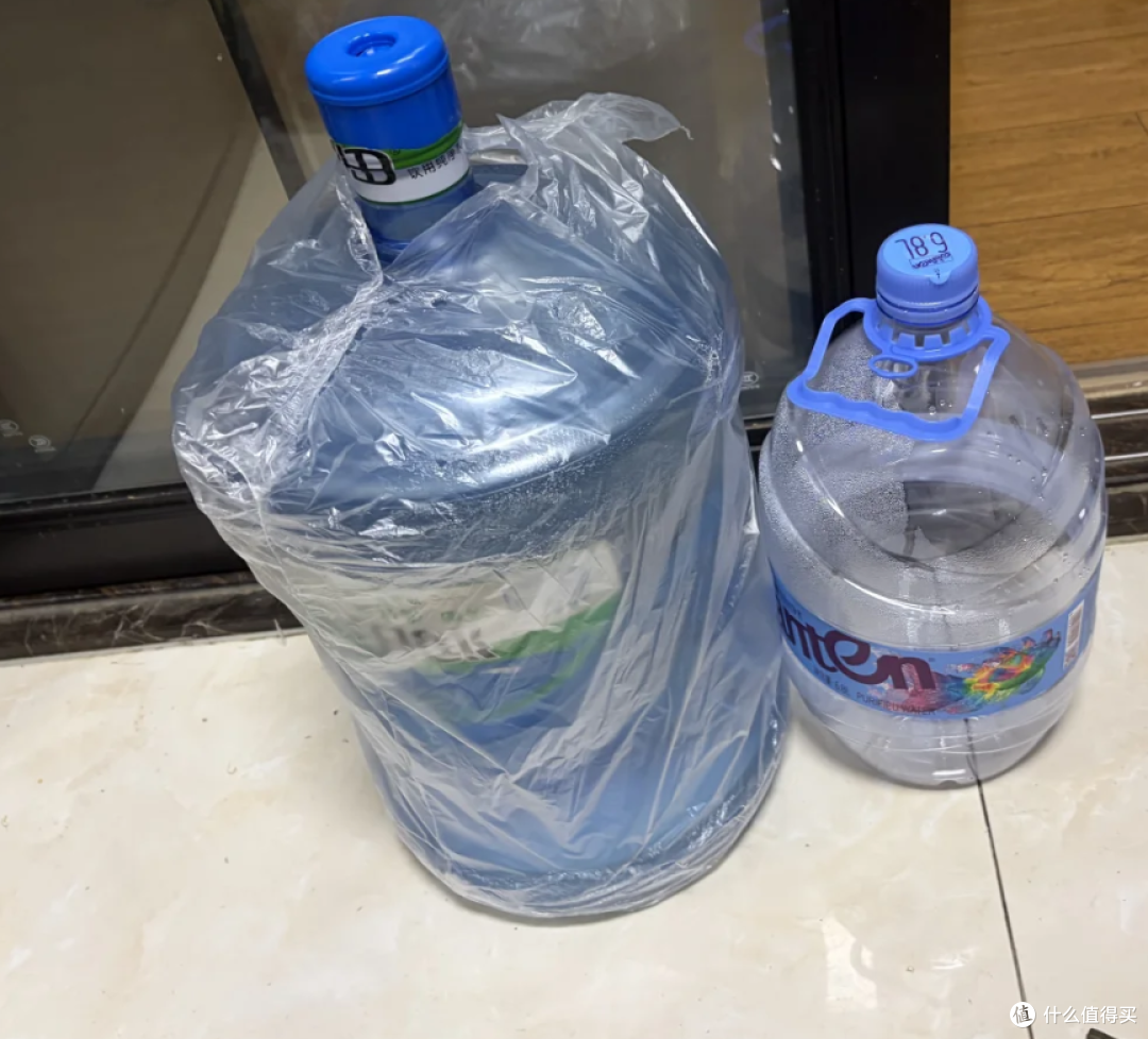 家里装修完纠结饮水方案，桶装水、净水器、袋装水到底怎么选？