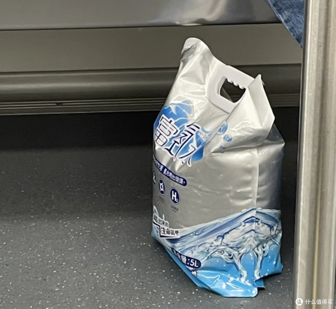 家里装修完纠结饮水方案，桶装水、净水器、袋装水到底怎么选？