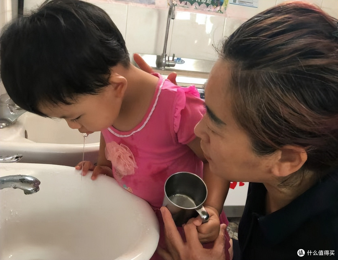 孩子误吞502胶水咋办?千万别灌水!过来人宝妈亲历:记住这两步