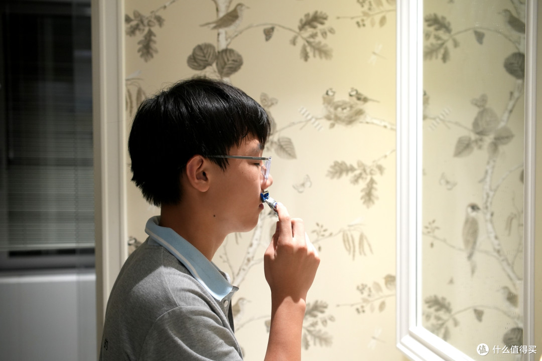 从偷刮胡子的少年,变成给儿子选剃须刀的爸爸:第一把剃须刀怎么选