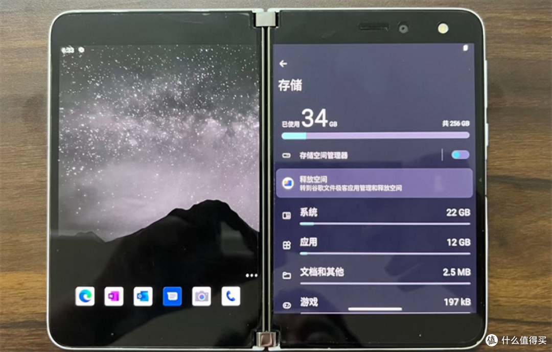 都在讨论苹果折叠屏的duo，那千把块的微软duo你们还记得吗？被遗忘的冷门折叠手机