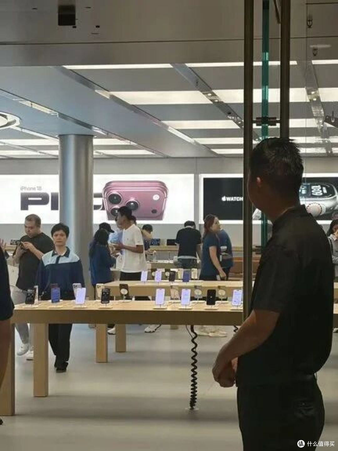 iPhone 18 Pro首发就破发,黄牛都不敢收,问题出在哪?