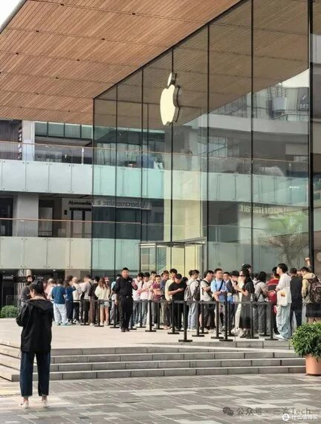 iPhone 18 Pro首发就破发,黄牛都不敢收,问题出在哪?