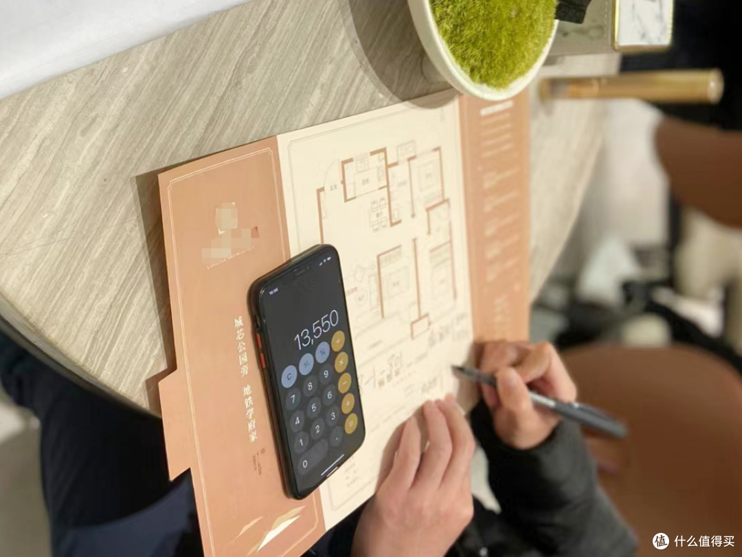 同一栋楼,为何边户都卖光了,中间户却少人问津?你知道原因吗?