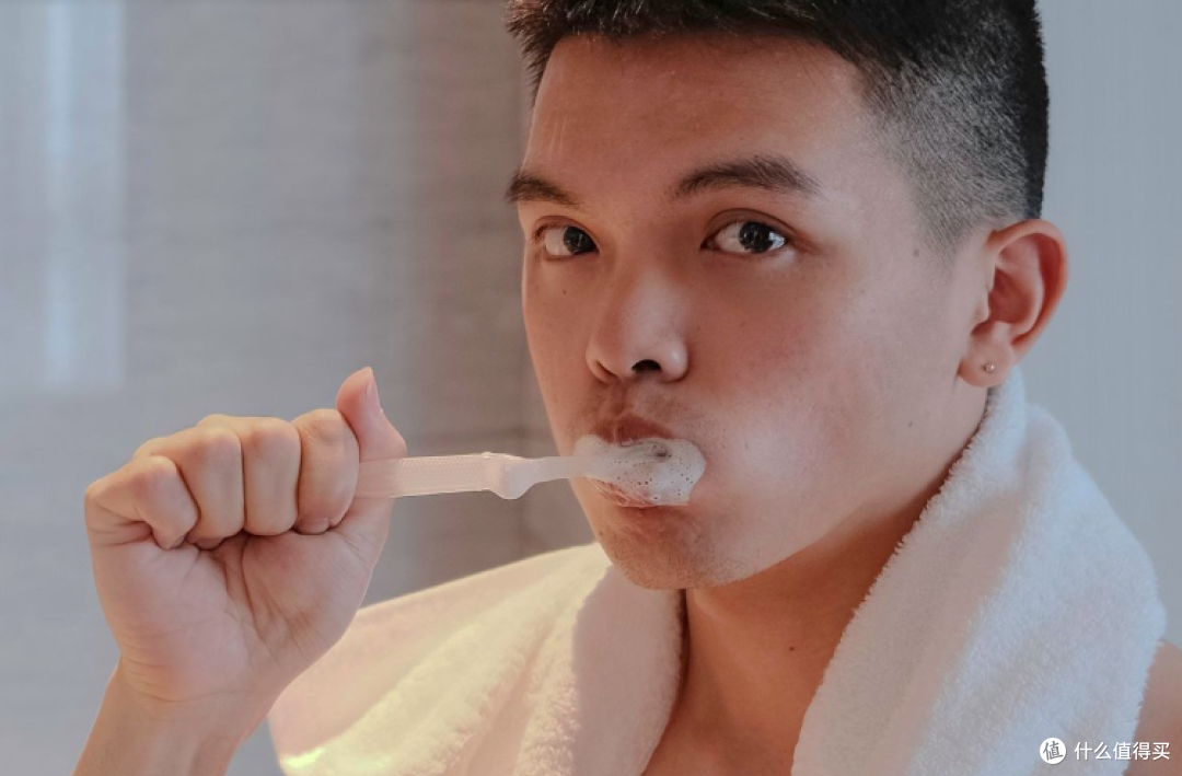喝完酸的东西，等 30 分钟再刷，别急着练手速