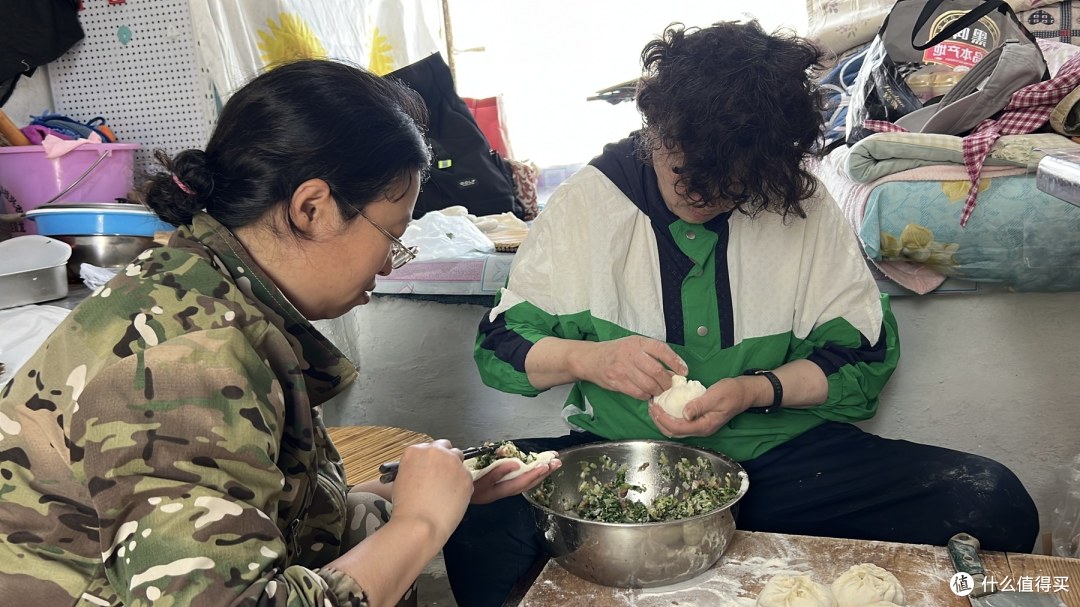 原来山上那口大铁锅蒸包子这么省事,我和婆婆一上午包了一大锅