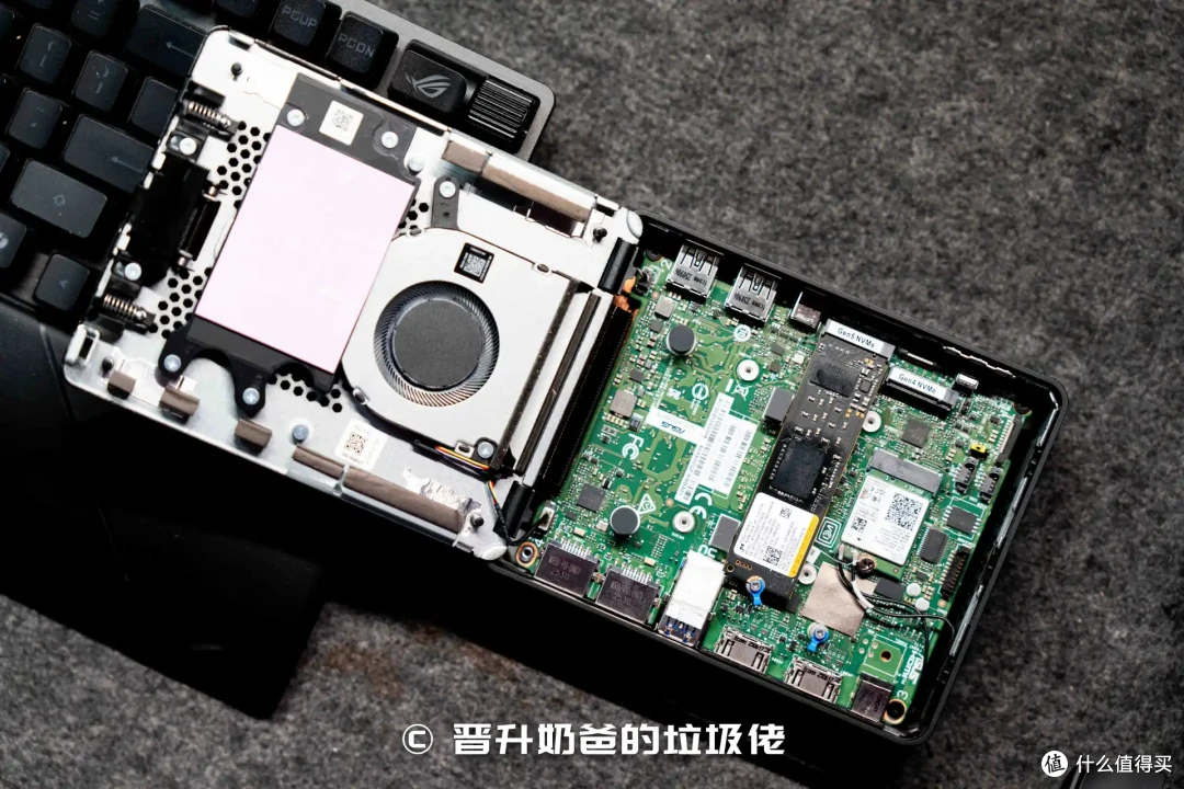 0.7升迷你电脑,核显追平3050Ti,商用值、家用劝退|NUC16 Pro