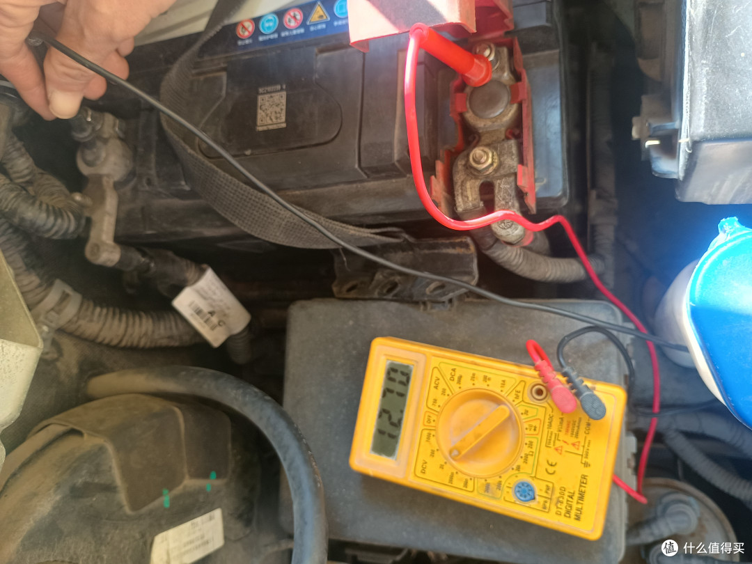 量了一下初始电压，12.7V，上车点火，外甥打灯笼 一一 照旧