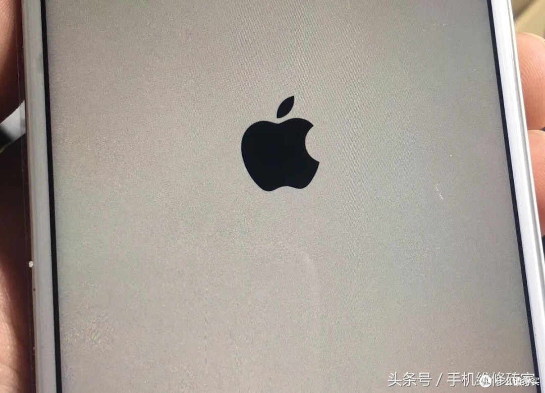 iPhone 18 Pro开卖3天自动重启,是软件问题还是硬件缺陷?