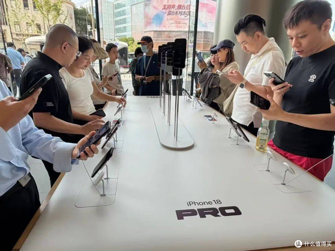 iPhone 17官网涨800,线下却5499,苹果在打什么算盘?