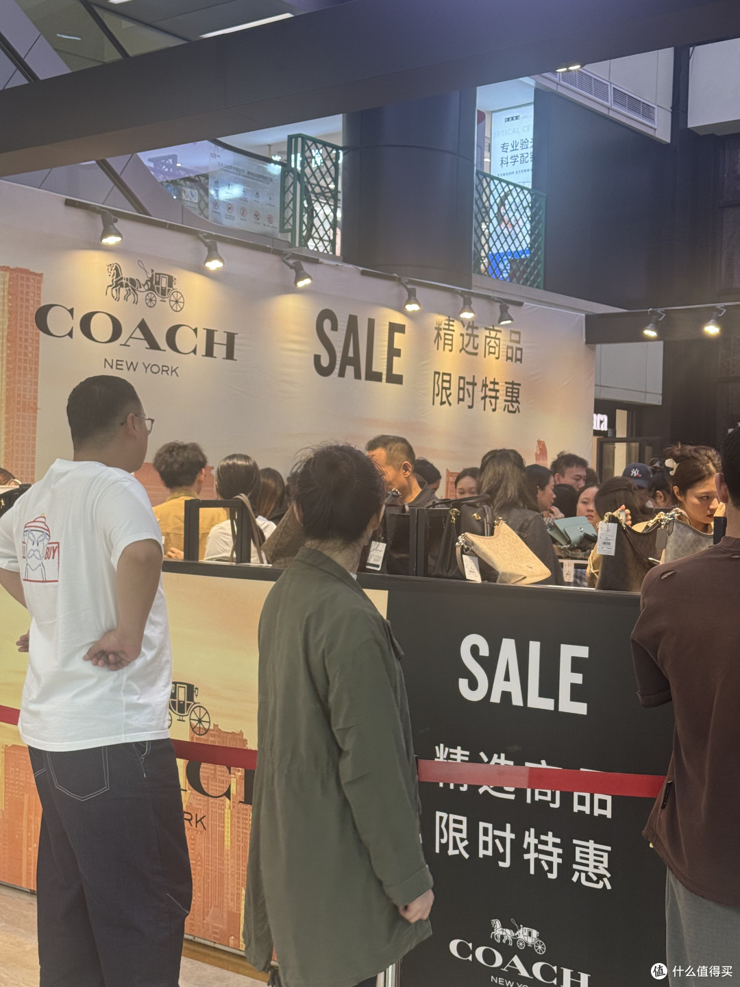 几百元的Coach,把奥莱挤成了菜市场