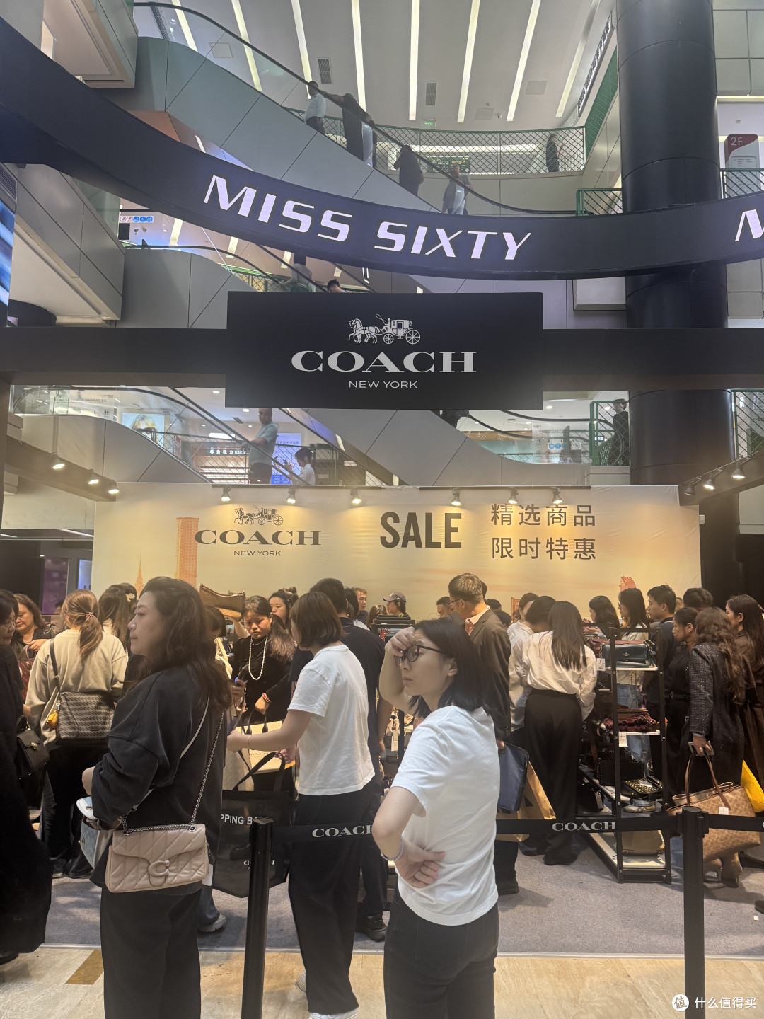 几百元的Coach,把奥莱挤成了菜市场