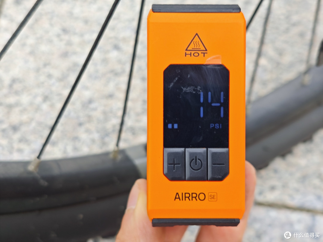 给儿子的骑行新装备,迈极炫 AIRRO SE 便携打气筒上手。