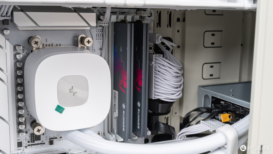 银昕FLP03复古壳装机：9850X3D+华硕ROG B850小吹雪+影驰RTX 5080