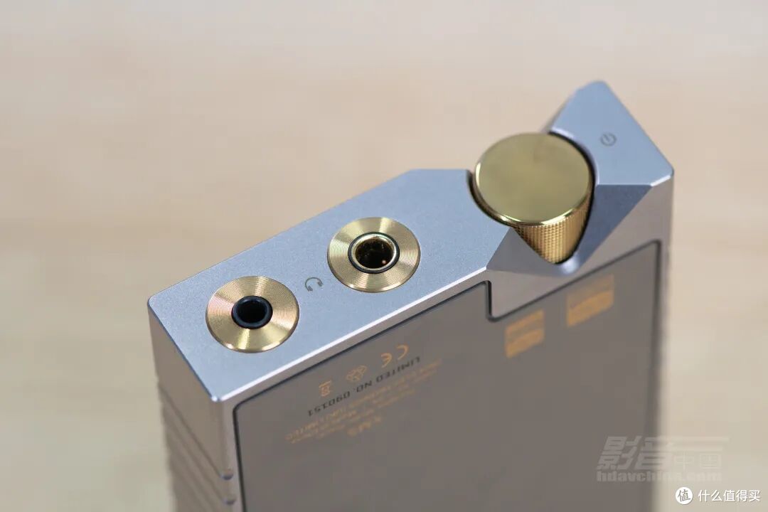 Overture Titanium XM5 TI的提供3.5mm和4.4mm耳机口，旋钮可以控制音量，按下去可以熄屏/开屏