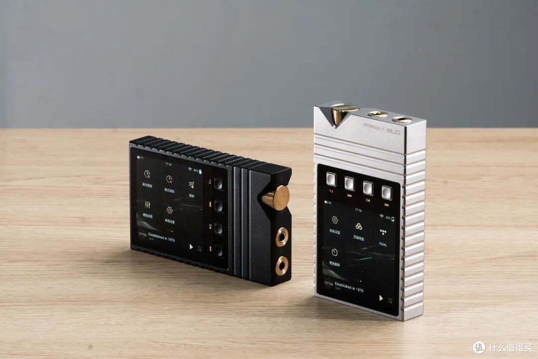左：Overture XM5；右：Overture Titanium XM5 TI