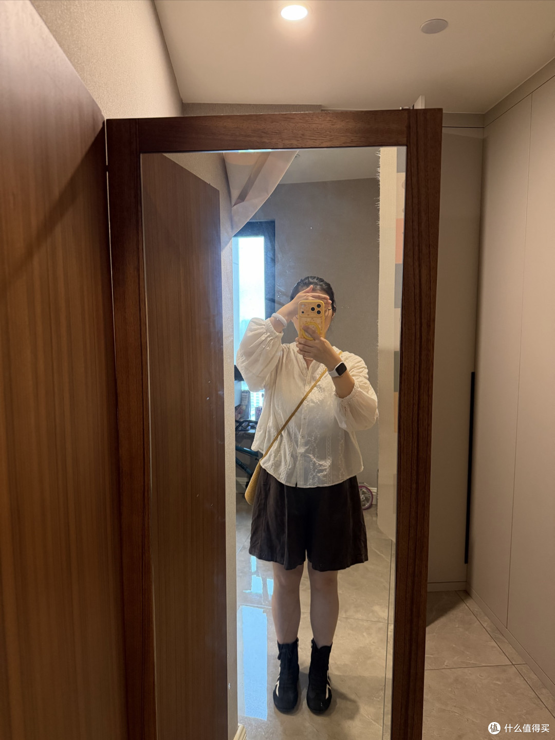 第一套：单穿白色刺绣衬衫＋棕色短裤（干净基础款）