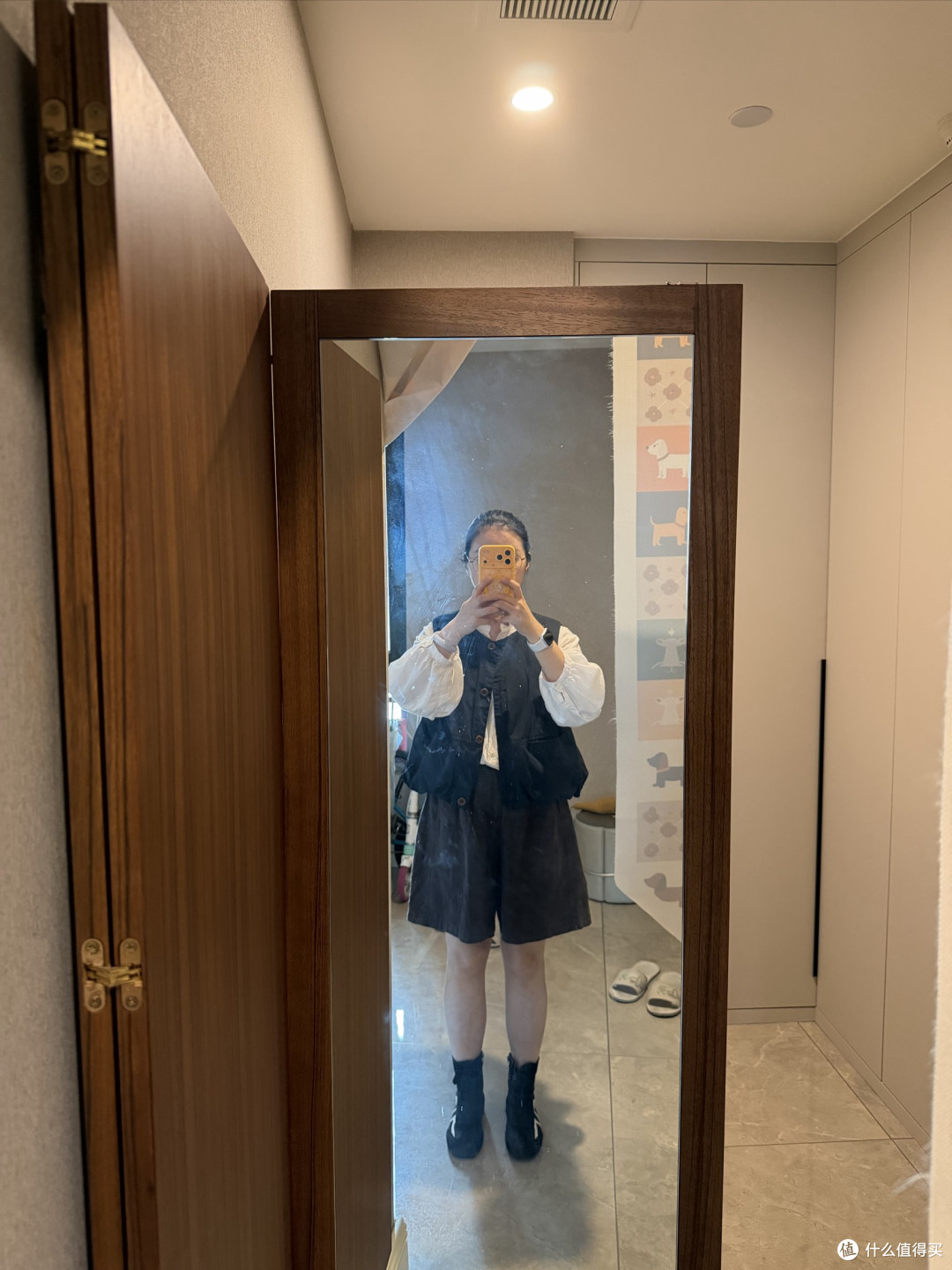 第三套：白刺绣衬衫＋黑色工装马甲＋棕色短裤（休闲酷飒风）