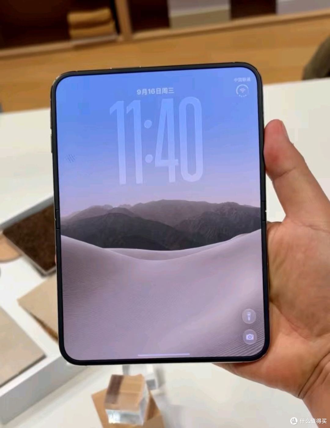 iPhone Duo 实测｜苹果首款竖向小折叠，是颜值玩具还是主力机？