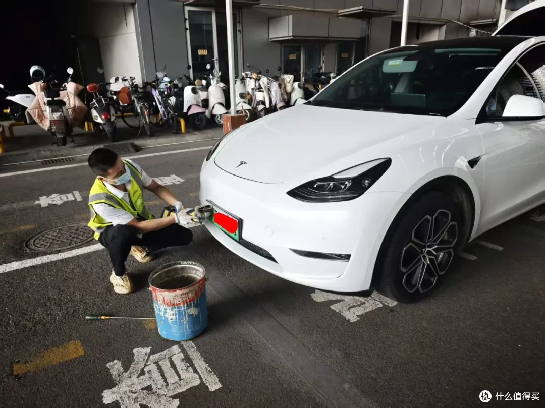 在闲鱼12万卖掉特斯拉!当天手牵手过户,比贱卖给车商爽多了