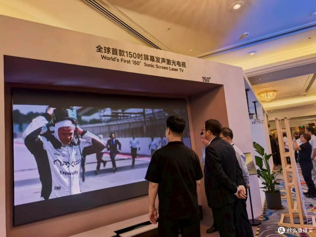 巨幕隐身,墙即银幕,激光显示构筑高阶客厅光影体验