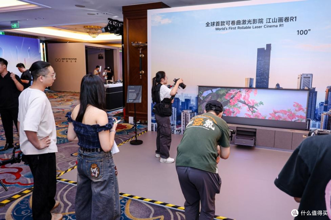 巨幕隐身,墙即银幕,激光显示构筑高阶客厅光影体验