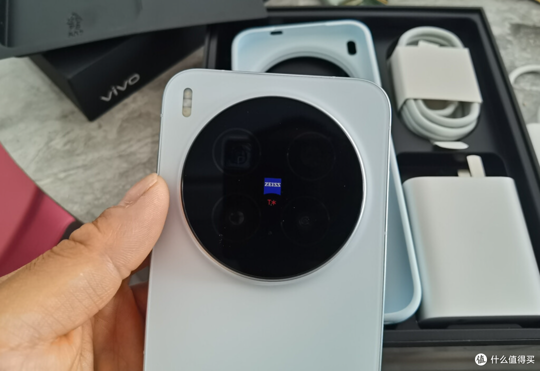 vivo X300 Pro影像旗舰实测:2亿长焦拍月亮演唱会体验