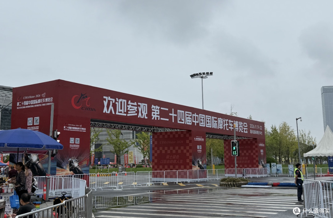 2026重庆摩博会现场:人气火爆!张雪展台被围得水泄不通