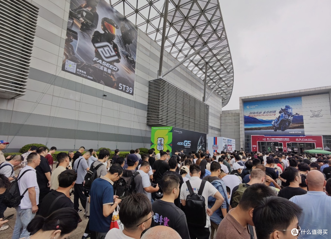 2026重庆摩博会现场:人气火爆!张雪展台被围得水泄不通