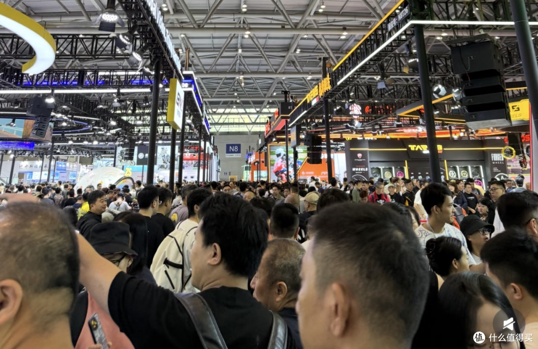 2026重庆摩博会现场:人气火爆!张雪展台被围得水泄不通